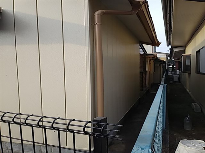 建物が2つ並ぶ、隣家との境界