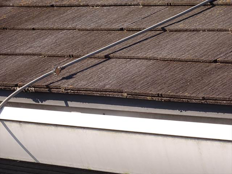 屋根に止められているはずのアンテナ線。留具がとれている