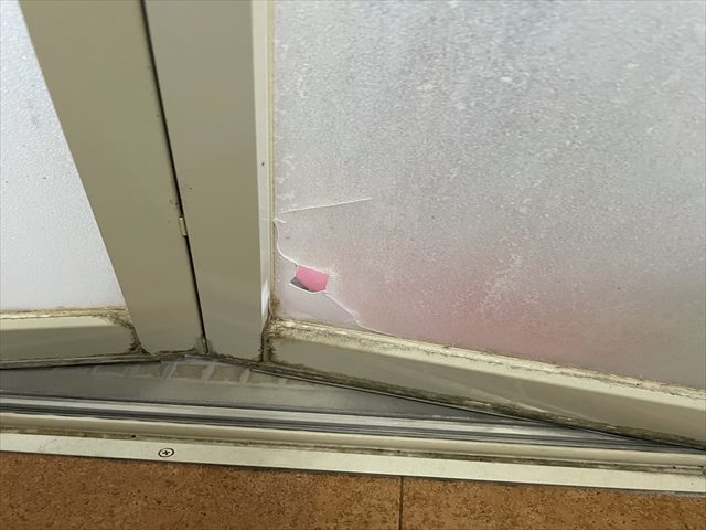 浴室ドア、半透明の樹脂パネルが破損している