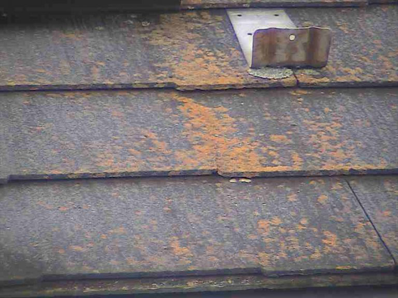 阿見町で、屋根・外壁塗装工事を行いました。  まずは、お客様立ち会いもと行われた、現地調査の様子をご紹介します。  屋根はかなり傷んでおり、変色や汚れなどが目立っていました。
