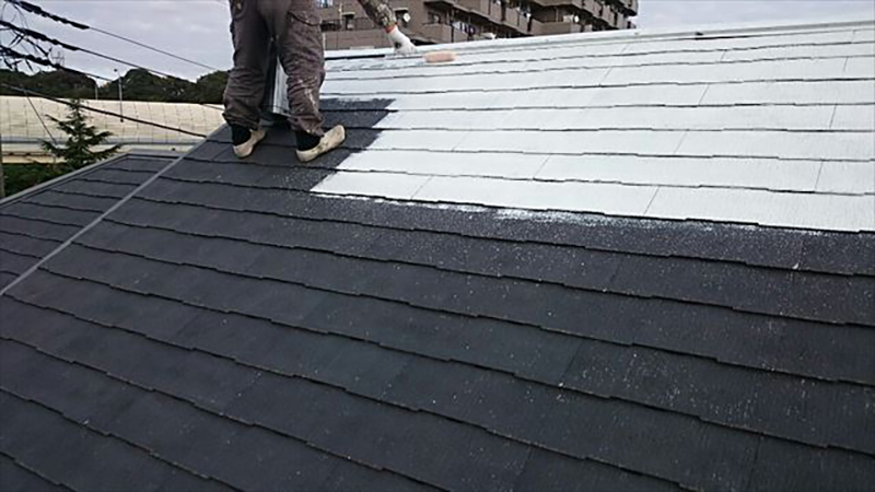 屋根の下塗りになります。  屋根の下塗りには遮熱効果のあるエポキシ系のシーラーを使って施工していきます。