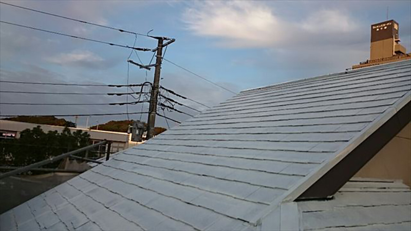 屋根の下塗り完了になります。  棟板金の部分にはさび止めを使い下地の素材の違いで下塗りを変えて施工していきます。
