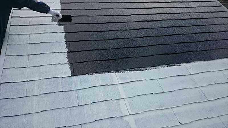 屋根の中塗りになります。  一回の施工で使う塗料の量を出ししっかり使い切る様に施工をし薄塗りにならないようにしていきます。