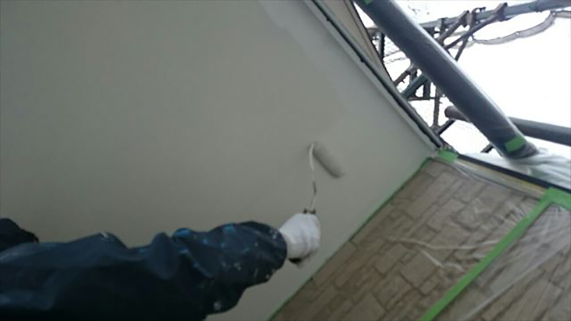 軒天の塗装一回目になります。  軒天の塗装にはつや消しで防カビの塗料を使い施工しています。