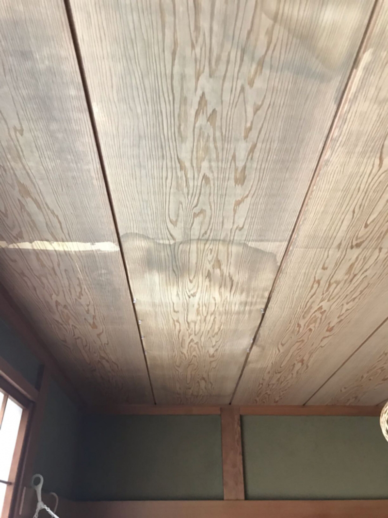 １階屋根の天井に、雨漏りのシミが確認できました。原因になっていた屋根の棟板金の交換をお勧めしました。