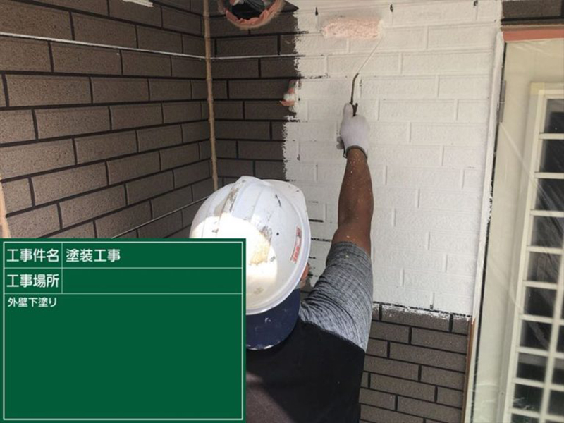 土浦市の大東建託アパートの塗り替え工事、外壁を塗っていきます！  まずは外壁塗装下塗りの様子です。  下塗り材は、プレミアムSSシーラープライマーを使用しました。