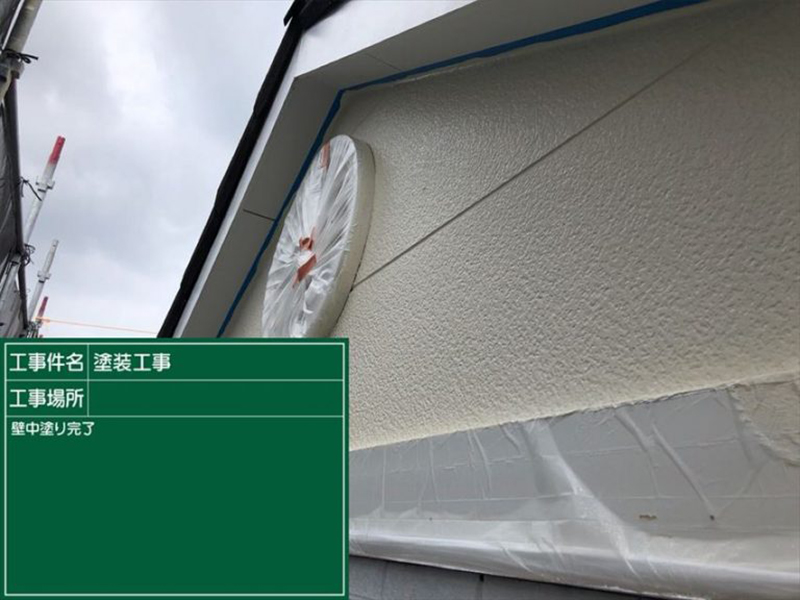土浦市アパートの外壁塗り替え工事、下塗りが完了しました。