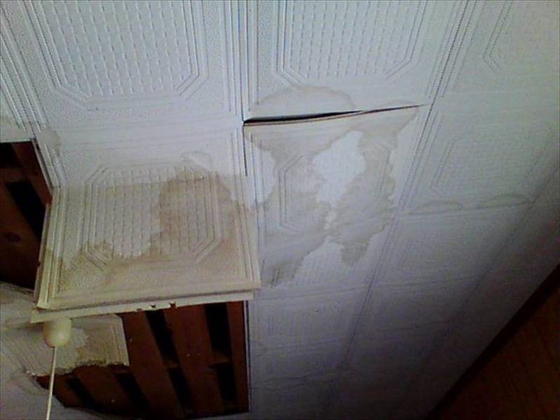 雨漏り被害の遭った部屋です。  雨染みが出来て天井板はボロボロです。