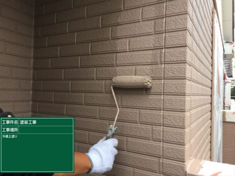 土浦市大東建託アパートの外壁塗り替え、上塗り１回目の様子です。