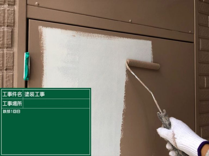 土浦市大東建託のアパート塗り替え工事、鉄部上塗り１回目の様子です。  フッ素UVコートを使用して塗装しました。