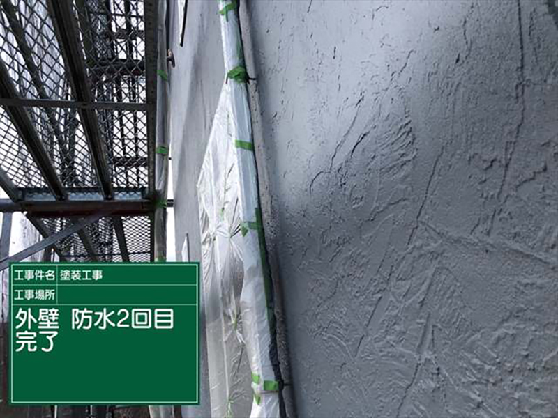 バルコニーではこのあとトップコートを塗っていきます。  外壁では通常塗装をしていきます。