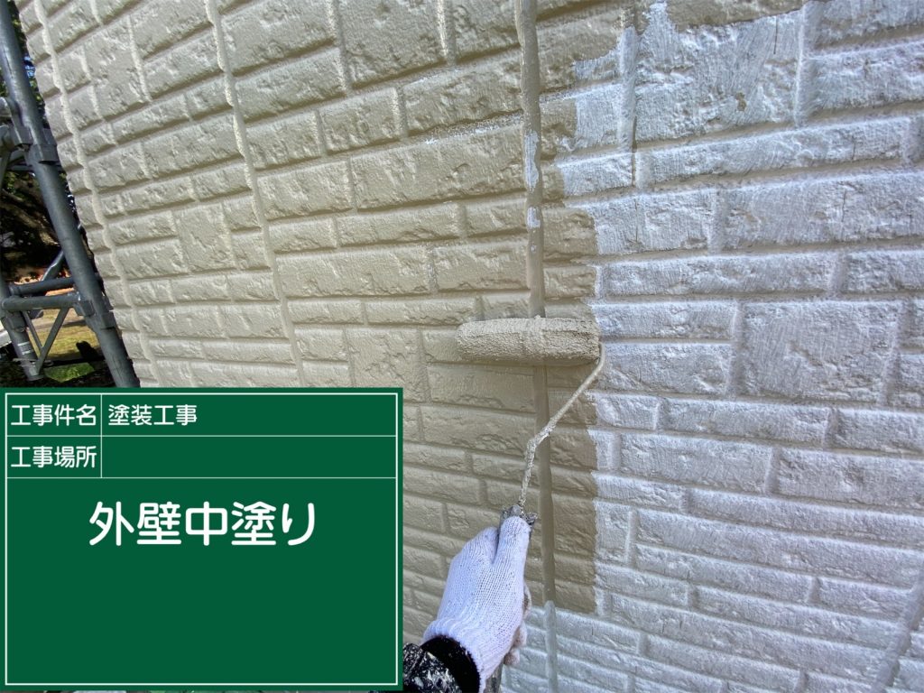 中塗りの様子です。  超低汚染リファイン1000MF-IRを使用しました。美観保持機能に優れた塗料で、遮熱性も兼ね備えています。