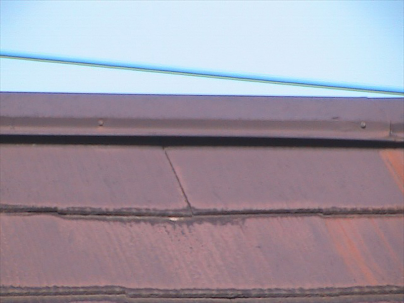 この写真では棟板金の浮きが確認できます。  屋根材が重なる隙間をカバーしている棟板金、ここに隙間が出来ていると雨水が入り込み雨漏りの可能性があります。