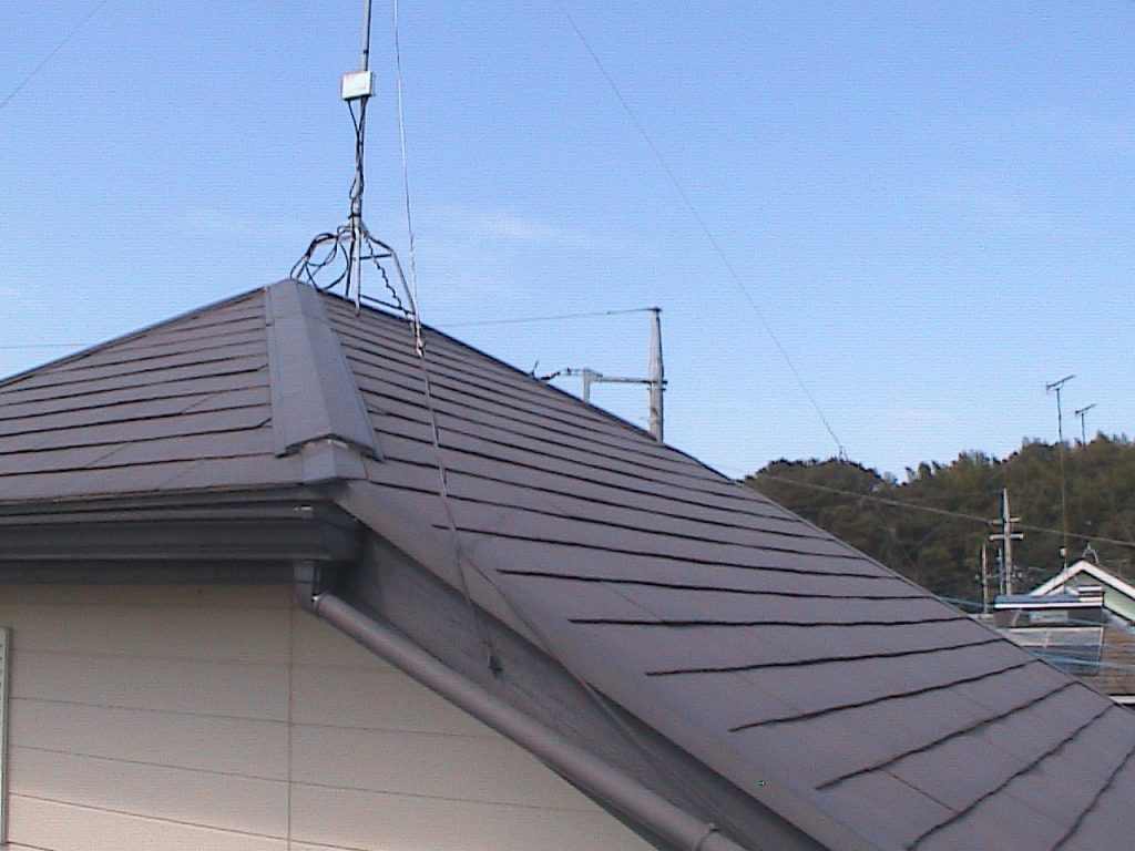 屋根も劣化が見られました。  下屋根部分の棟板金はかなり傷んでおり、雨漏りの原因になっていました。