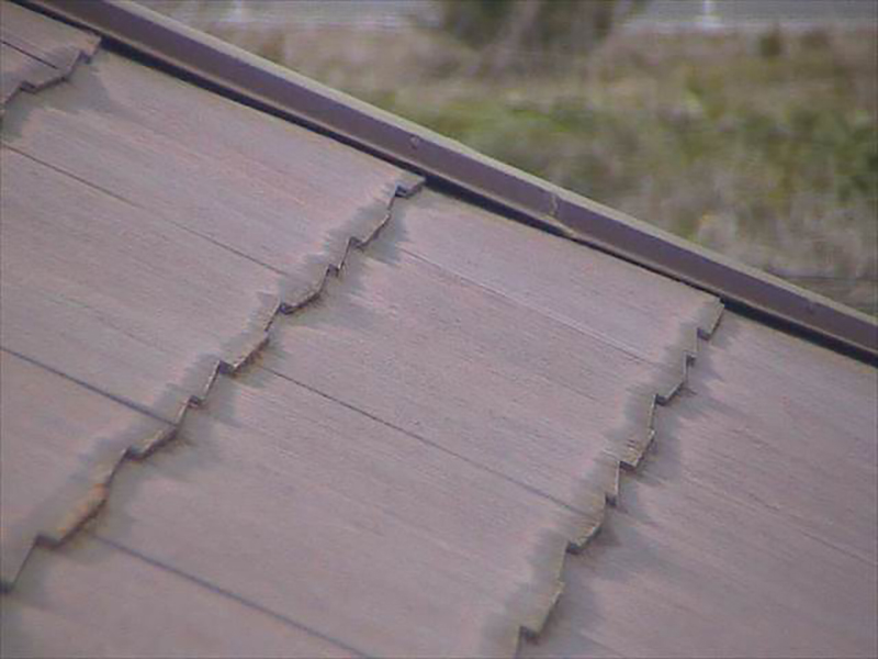 塗膜が劣化して、雨水が流れた跡がみられます。傷みが激しいため、下塗りを2回行って屋根材の補強を行います。