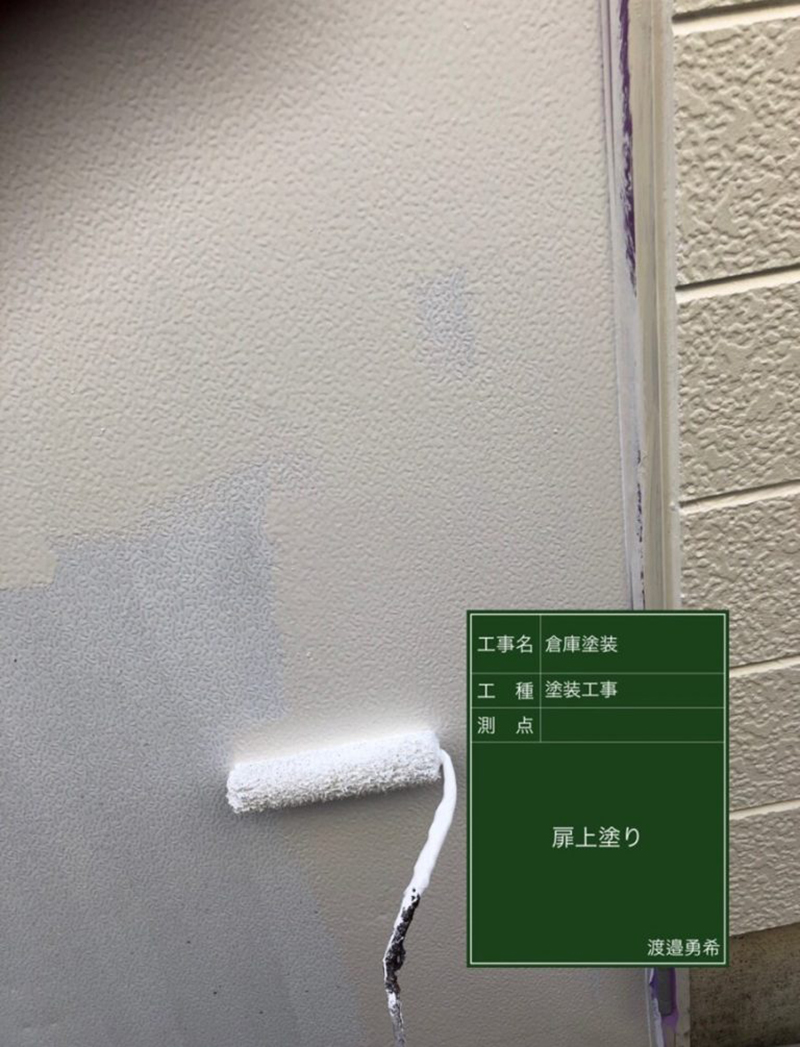 今回の塗装は2階建てアパート3棟、倉庫1棟の塗装でした。  こちらは倉庫のドアとなります。