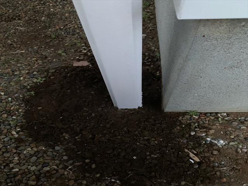 雨樋の先が地面にある場合、周りの土をどかしてから塗装をしています。  塗装・乾燥後に埋め戻していきます。