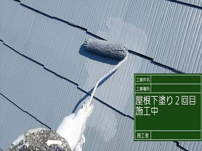 屋根塗装の下塗り2回めです。  スレート屋根にかなりの痛みがあり、屋根の端にいたってはボロボロでした。  屋根の下地を整えるために下塗りを2回おこなっています。