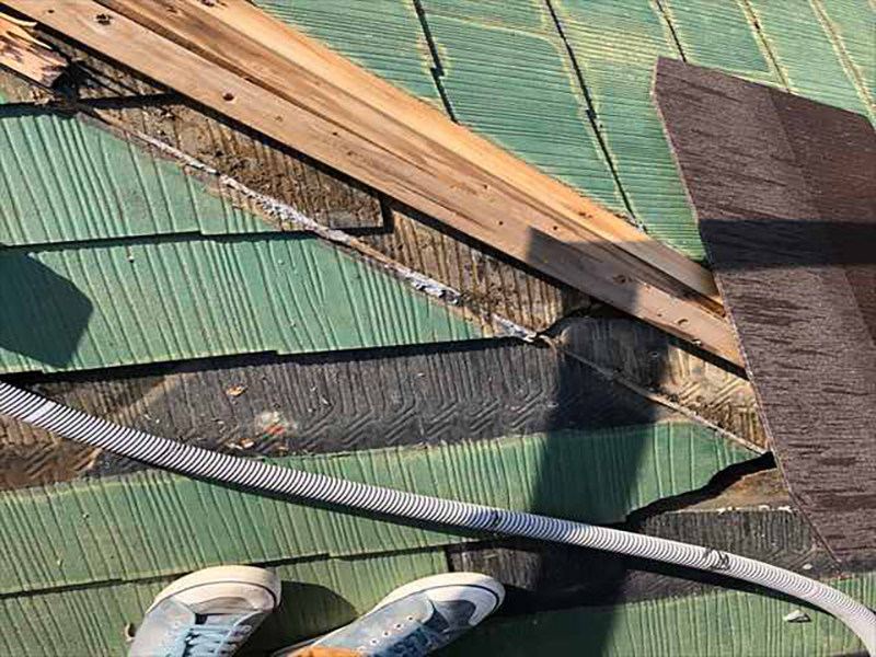 欠けてなくなってしまったところに、新しいスレート屋根材をいれていきます。