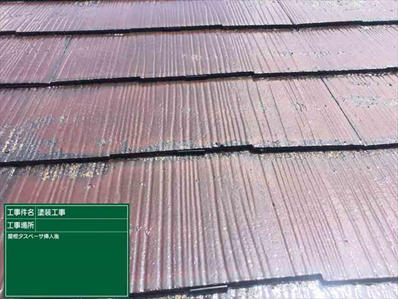 屋根の遮熱塗装、下塗り1回めが終わったら、タスペーサーで縁切り作業をおこないます。  屋根材と屋根材の間にはもともと隙間が設けられていて、そこから換気がされたり、雨水を逃して内部に入らないようになっています。  塗装でその隙間が塞がってしまうことがあるため、縁切りという作業がおこなわれます。