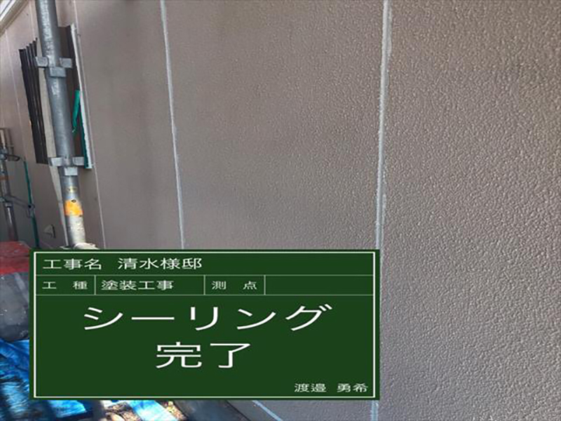 あたらしいシーリングを打ち込んで整えます。  1階と2階の化粧板のシーリングも併せて補修をしていきました。