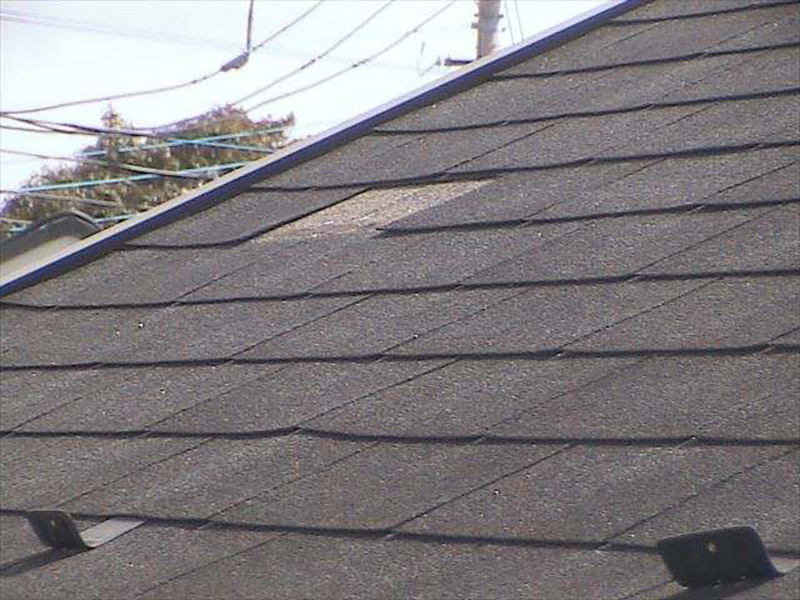 屋根材はアスファルトシングルです。  デザイン性があり軽いため耐震性にも優れた屋根材ですが、強風に弱いというデメリットがあります。