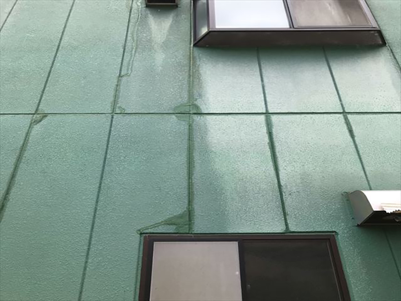 ところどころ補修した跡がありますが、雨漏りはとまりませんでした。  外壁は、雨垂れあとが色褪せてしまっています。