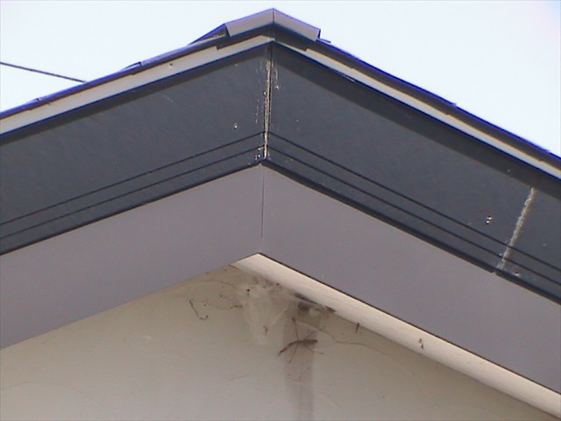 切妻屋根の破風板部分（濃いグレーの箇所）、シーリングが劣化しています。  隙間から雨水が入り込んで雨漏りの原因となります。