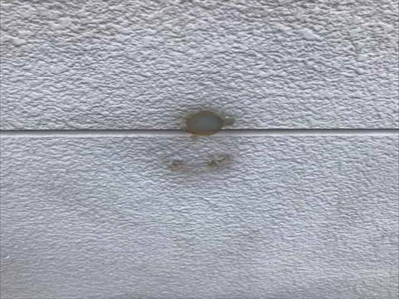 設備用の配管などで外壁に穴を開け、その後不要になり穴埋めをした跡です。通常の塗装だと塗料がのらないため、逆プライマーと呼ばれる処理を行います。