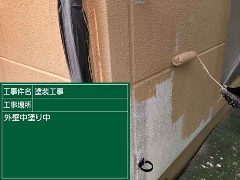 上塗り塗料は「超低汚染リファイン1000MF-IR」です。1階と2階で別の色で塗っていきます。