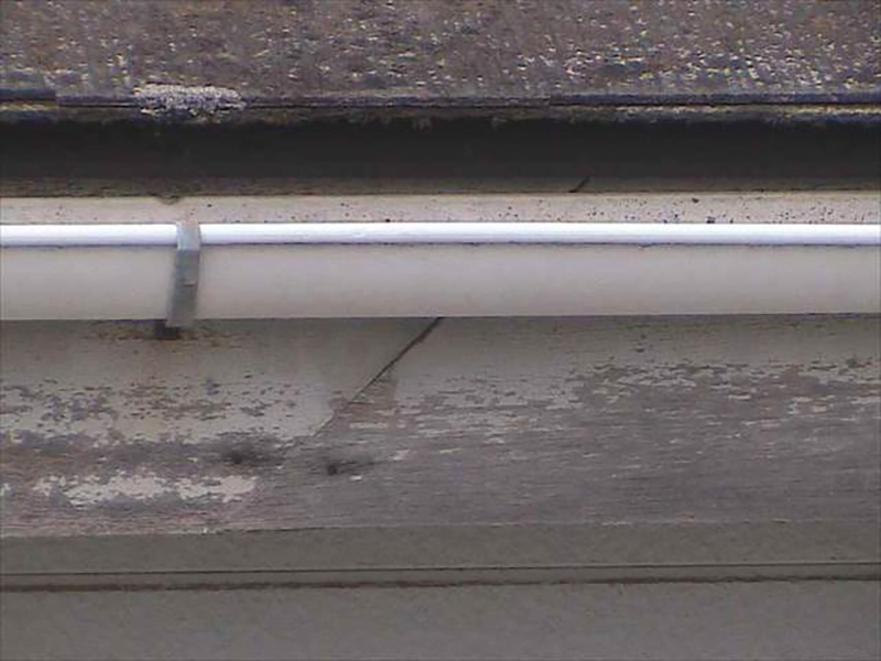 雨樋の下は破風板・鼻隠しと呼ばれる部分です。塗装が剥げて素地がみえてしまっています。