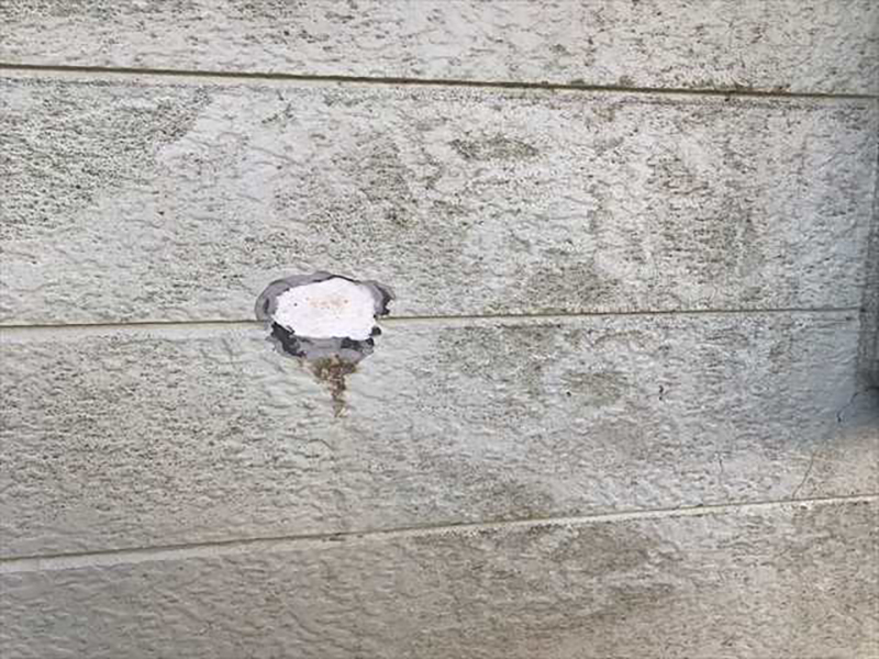 外壁に空いた穴を塞いだ跡があります。  こちらは応急処置のため、塗装の前に修理していきます。