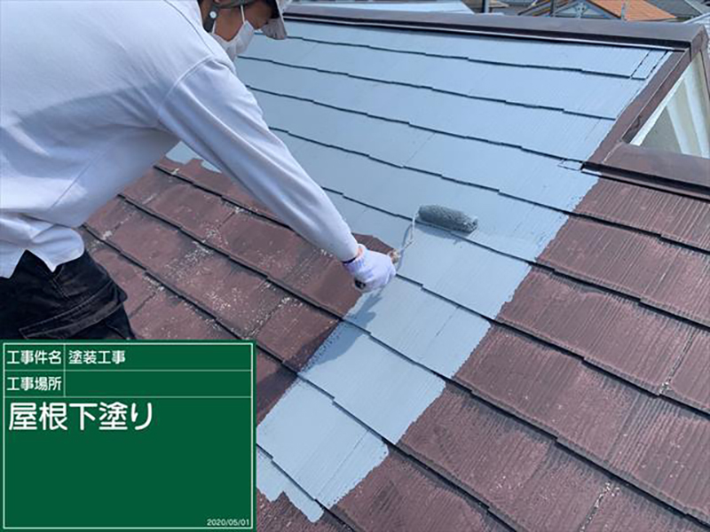 屋根防水塗装の下塗り作業です。  今回は傷みが激しかったため、下塗りを2回おこないます。