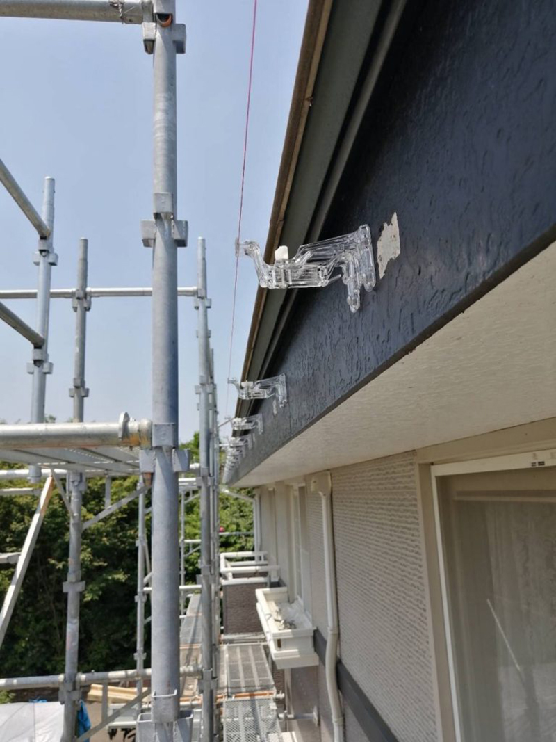 新しい金具を取り付けました。  雨樋は、排水するために適切な勾配が必要になりますので、正確な位置を計測しよく確認して金具を取り付けていきます。