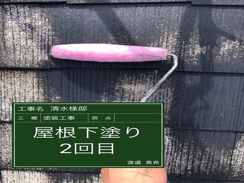 上塗り塗料の吸い込みを防ぐために、今回は下塗りを2回おこないました。