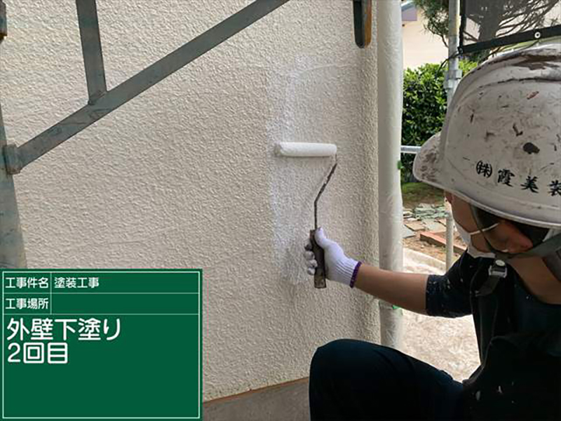 きちんと補修などのメンテナンスをおこなうことで、雨漏りの予防にもなります。  ヒビ割れや苔が増えてきた、外壁を触ったときに手に白い粉がつくチョーキング現象などがあったら塗り替えのサインです。