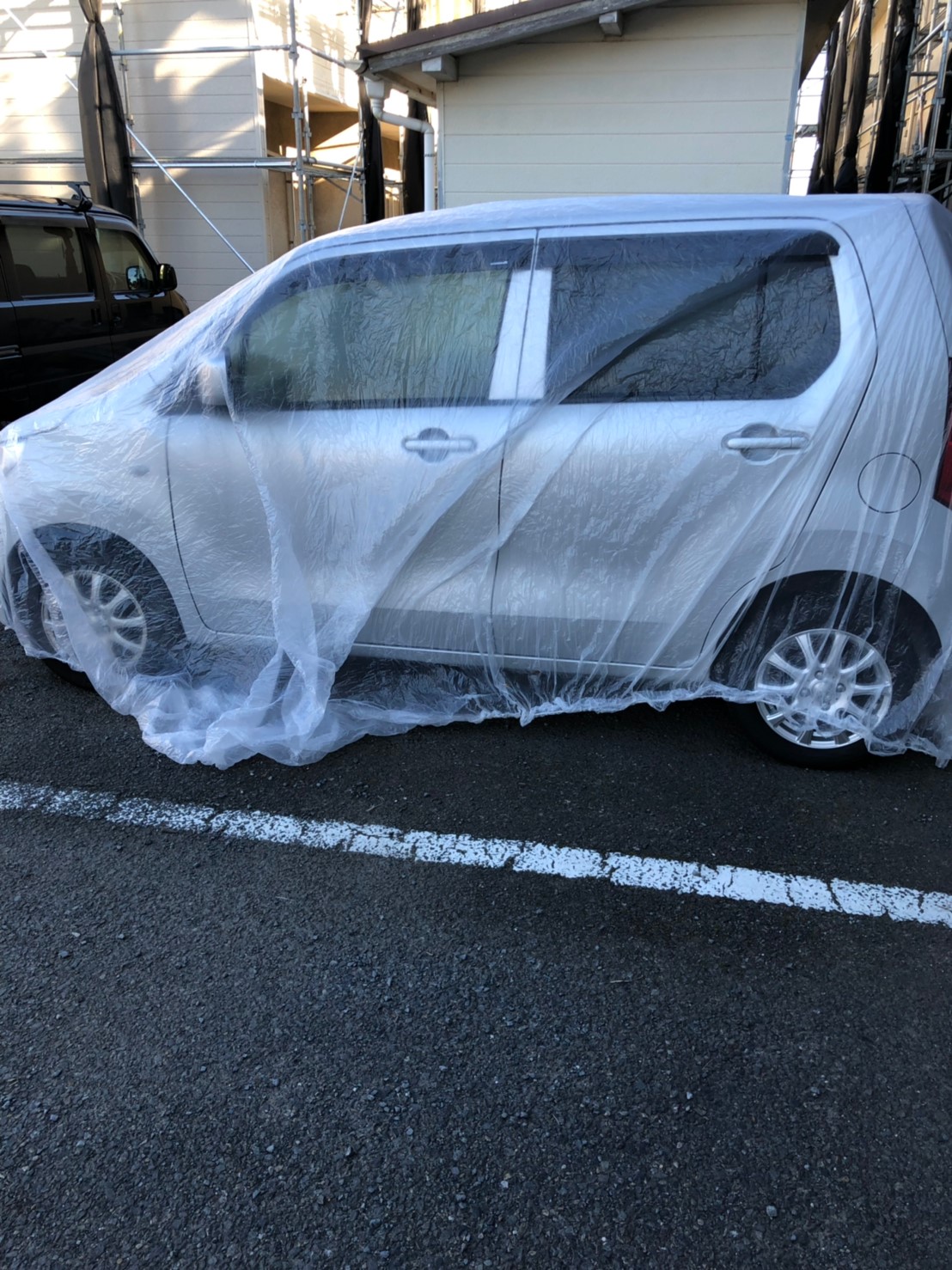 こちらは風の強い日に、お客さまの車に塗料が飛ばないようカバーをかけさせていただいたものです。  周囲に注意して塗装作業をしております。
