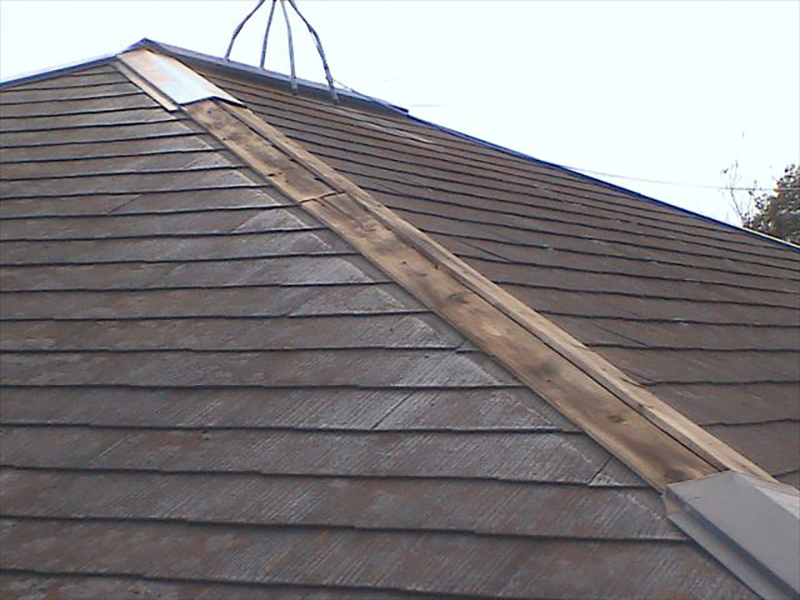 問題の屋根です。棟板金が飛んでいってしまい、貫板がむき出しになっています。