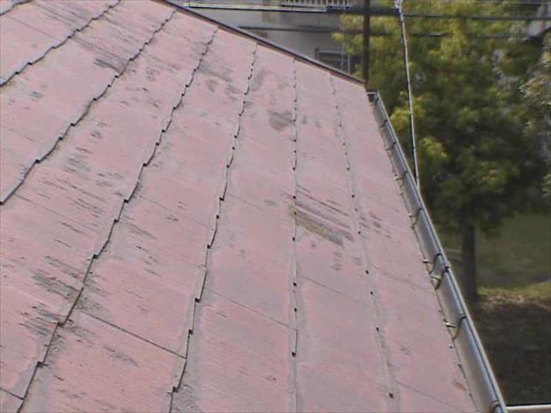 こちらも傷んでいる様子がわかります。このまま放置してしまうと屋根材の破損や雨漏りなどが発生する可能性があります。