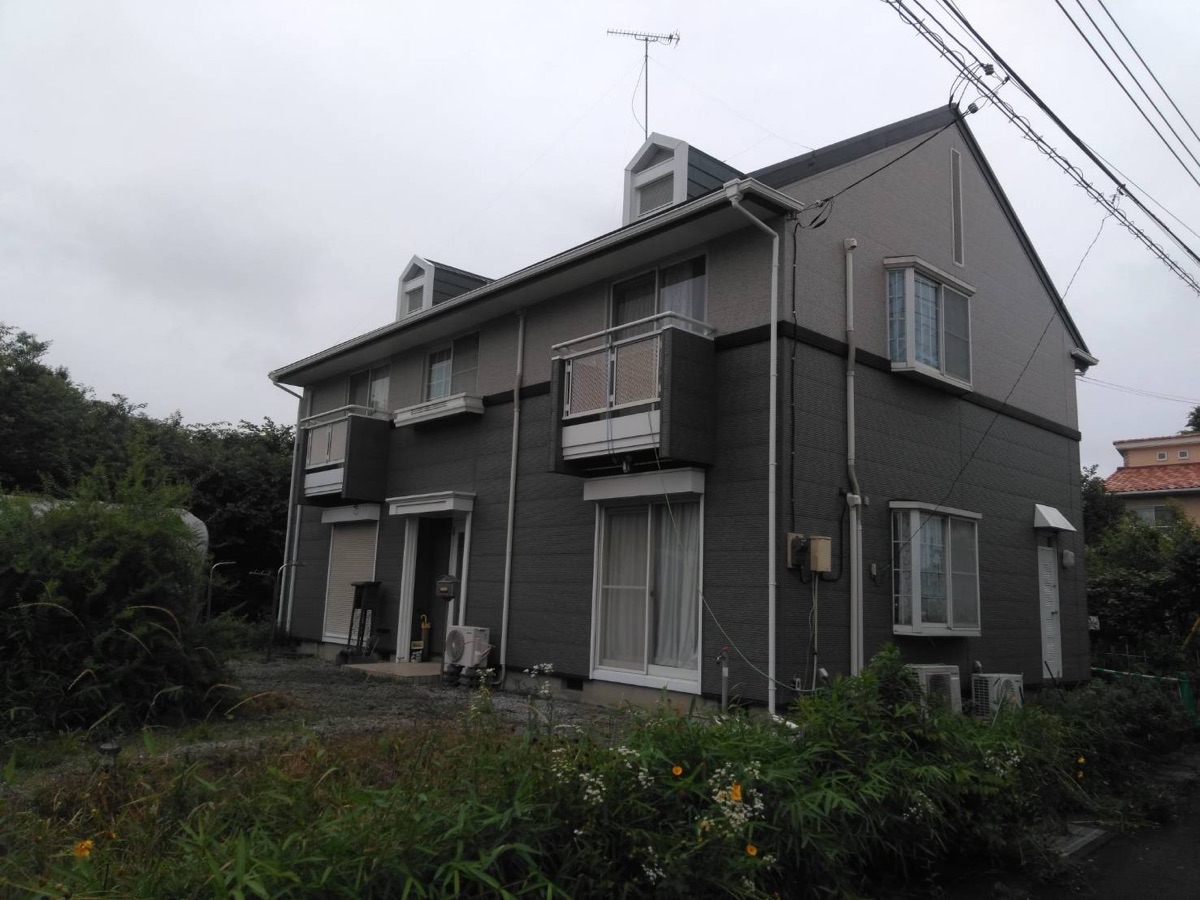 台風で屋根棟板金と雨樋が破損。火災保険適用で交換工事を行いました。