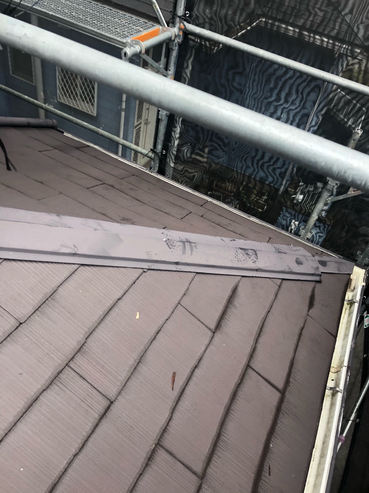 雨漏りの原因となっていた屋根の棟板金です。