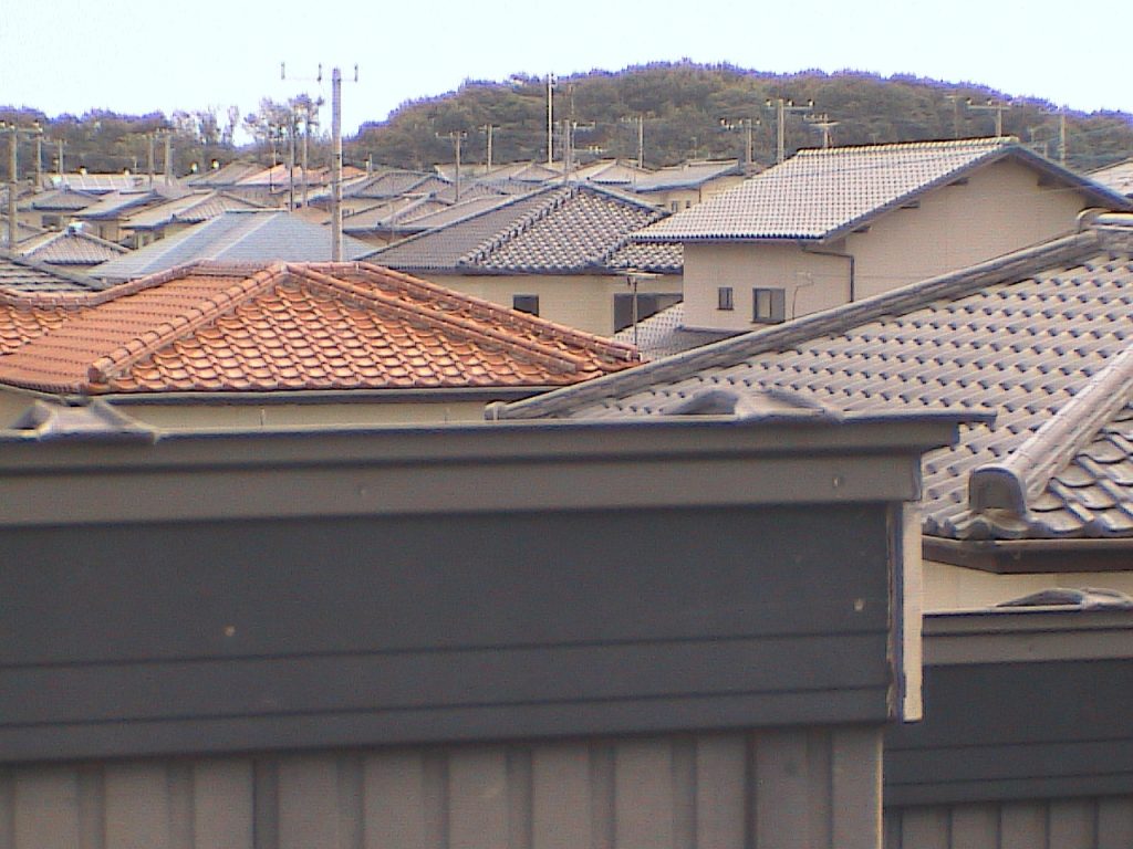 破風板は表面劣化でシーリングが硬化して隙間があいていました。  雨水が侵入する経路となるため補修をおこないます。