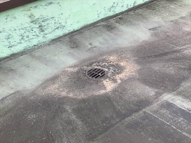 屋上にはいくつかの排水口がありました。  排水口は雨漏り原因のひとつです。