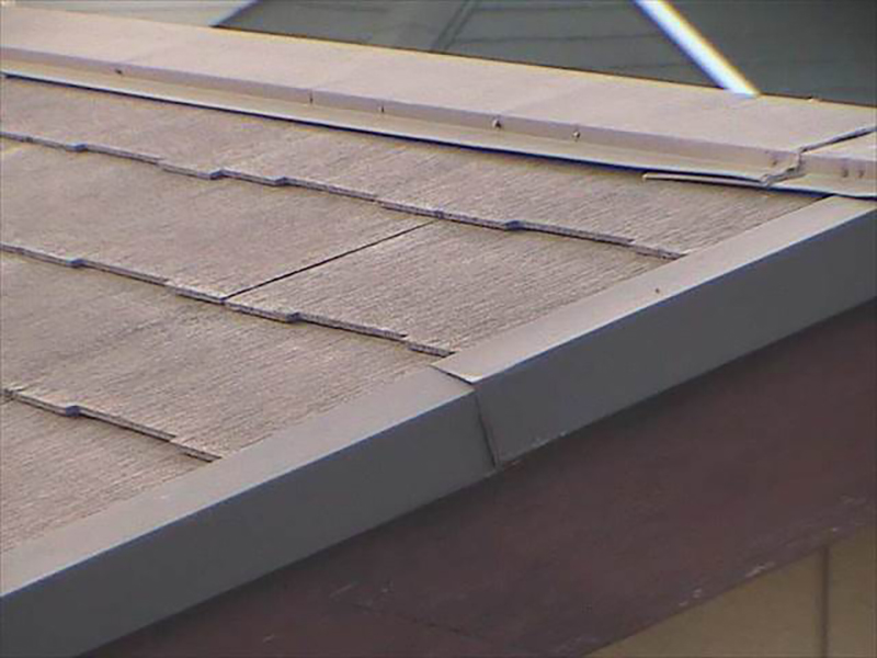 屋根材の割れと、棟板金の浮き、棟板金をおさえてる釘の浮きが見られます。