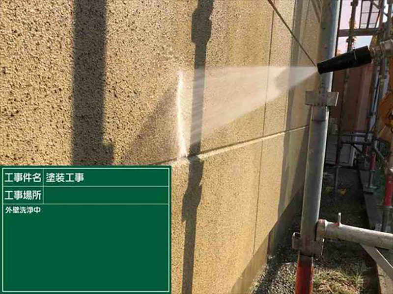 土浦市施工現場、高圧洗浄の様子です。  ノズルで水圧を調整して、家を痛めてしまわないように注意していきます。