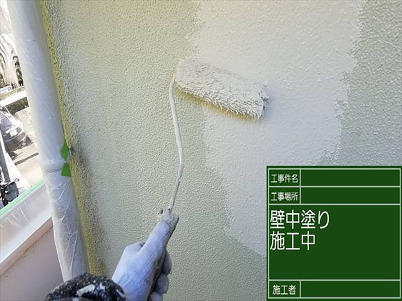 外壁塗装、中塗りです。  使用している「超低汚染リファイン」は2液型のため、塗装当日の気温や湿度などをみて調整しながら塗料をつくっていきます。