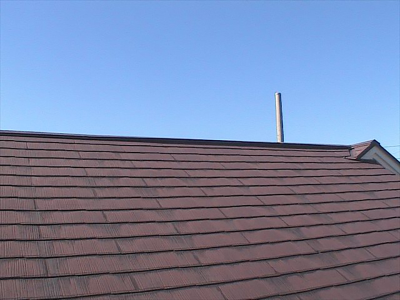 土浦市の雨漏り現場、屋根は高所カメラでみていきます。  一般的なスレート屋根ですね。  雨垂れが確認できるほど屋根の塗装膜が劣化しています。