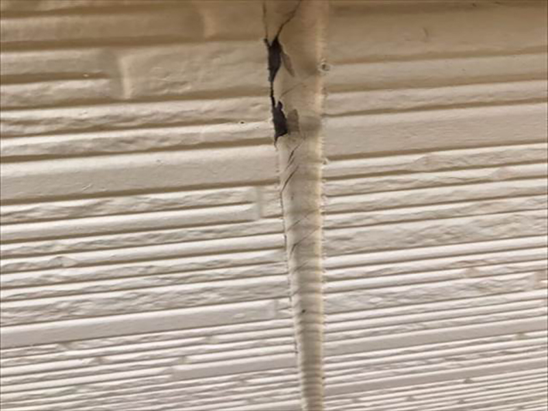 外壁材を繋いでいるシーリング部分が欠けています。シーリングは施工当初は弾力があり柔らかいのですが、経年で硬化して痩せや割れなどが発生します。