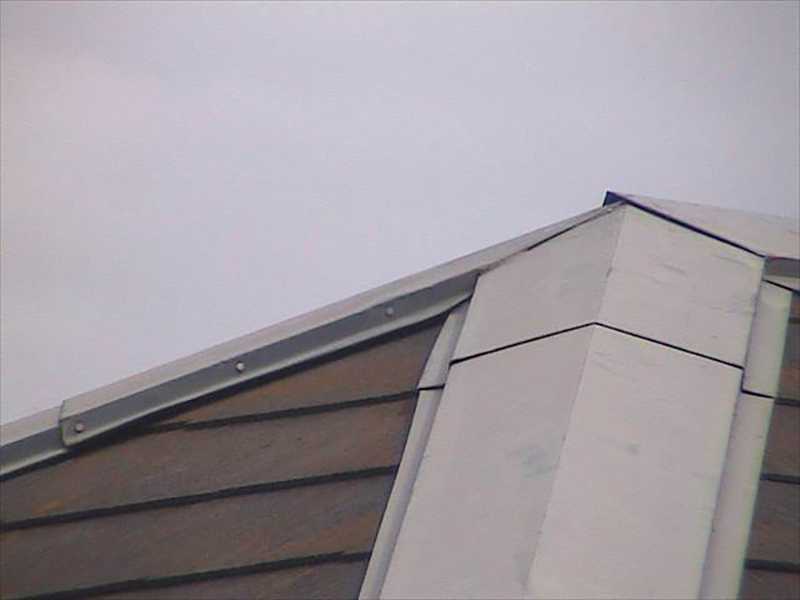 屋根の棟板金にも浮きが見られます。雨漏りの原因となるため早めの対処が必要です。
