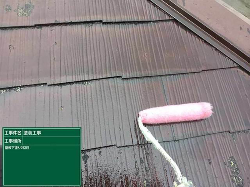 土浦市、屋根の遮熱塗装、下塗り2回めです。  使用した下塗り材は「エポプレミアムシーラープライマーJY」です。艶があり、乾燥して硬化後に手で触るとつるつると滑らかな感触です。
